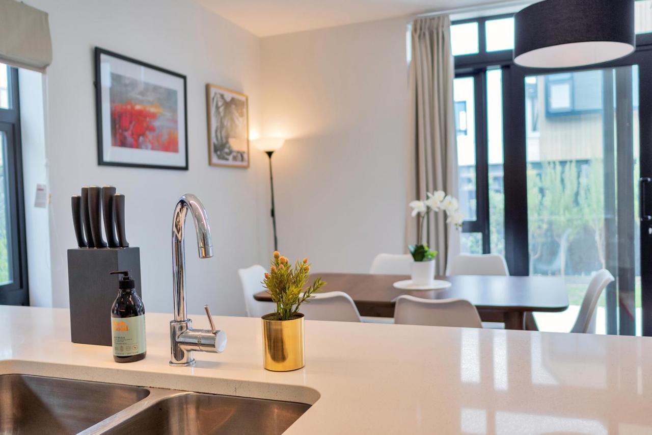 Blissful Breeze Townhouse With Parking And Patio Villa Auckland Eksteriør billede