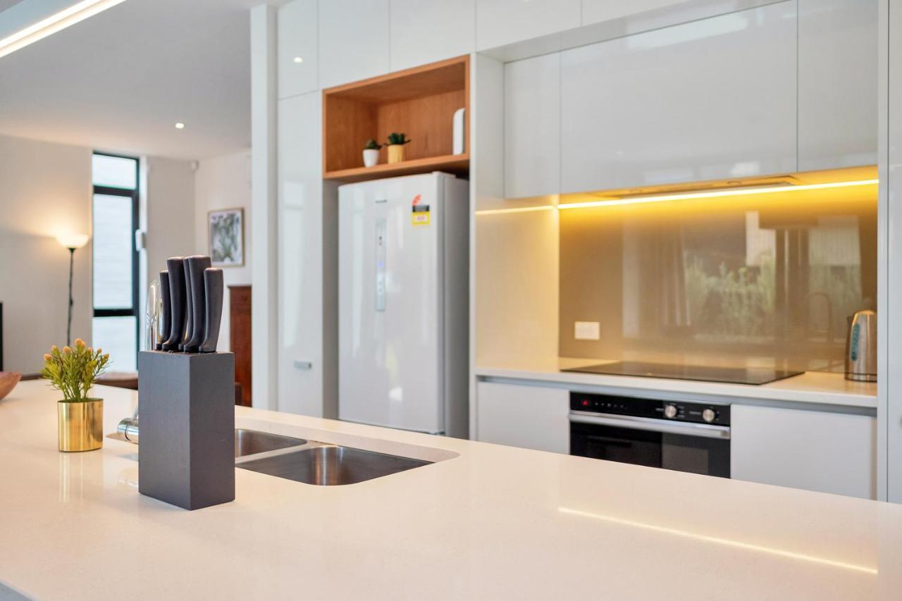 Blissful Breeze Townhouse With Parking And Patio Villa Auckland Eksteriør billede